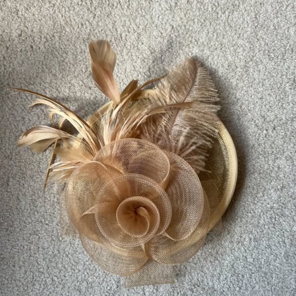 Fascinator Headpiece for Special Occasions - Picture 5 of 10